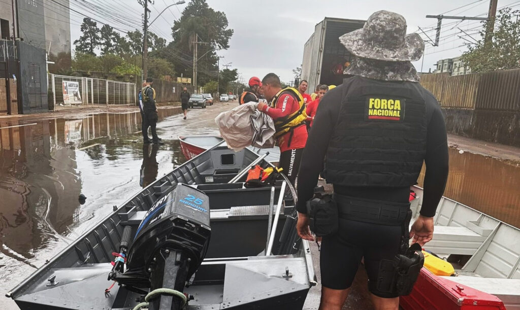 Em Canoas, bombeiros militares do Tocantins resgatam moradores em regiões inundadas