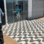 Homem 'tranca' porta de lotérica com as mãos para fugir de suspeitos armados com motosserra e faca; VÍDEO