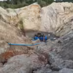 Idoso é multado em R$ 25 mil e tem maquinário apreendido após extrair areia em margem de córrego