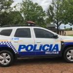 Criminosos arrastam homem na frente da família e o executam na sala de casa
