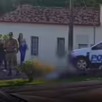 Idoso morre prensado contra meio-fio após ser atropelado por caminhão, diz PM