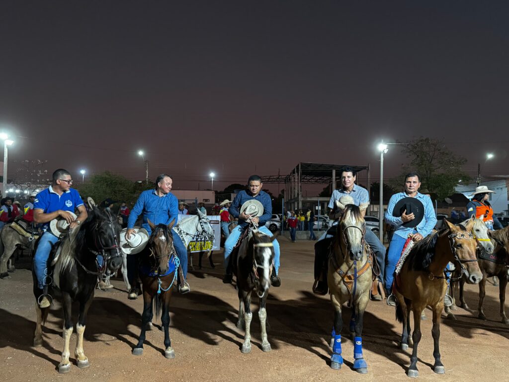 Prefeito de Lagoa da Confusão e Primeira-Dama participam da tradicional Cavalgada de Verão 