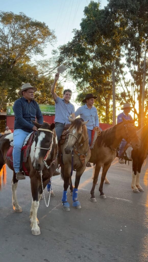 Prefeito de Lagoa da Confusão e Primeira-Dama participam da tradicional Cavalgada de Verão 