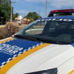 Grupo é suspeito de matar jovem com facadas e ameaçar outra vítima com paus e pedras na mesma noite, diz PM