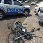 Jovem é preso depois empinar moto na contramão, perder o controle e bater em viatura da PM