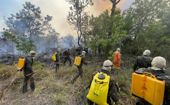 Ações de combate as queimadas na Ilha do Bananal nos municípios de Pium e Lagoa da Confusão ganham reforço com a chegada de helicóptero do Exército