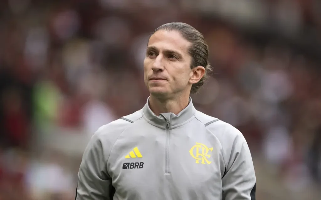 Filipe Luís assume como técnico interino do Flamengo após demissão de Tite