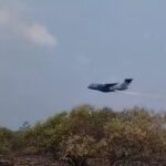 Animais silvestres tentam fugir de fogo e avião da FAB lança água para combater incêndios na Ilha do Bananal