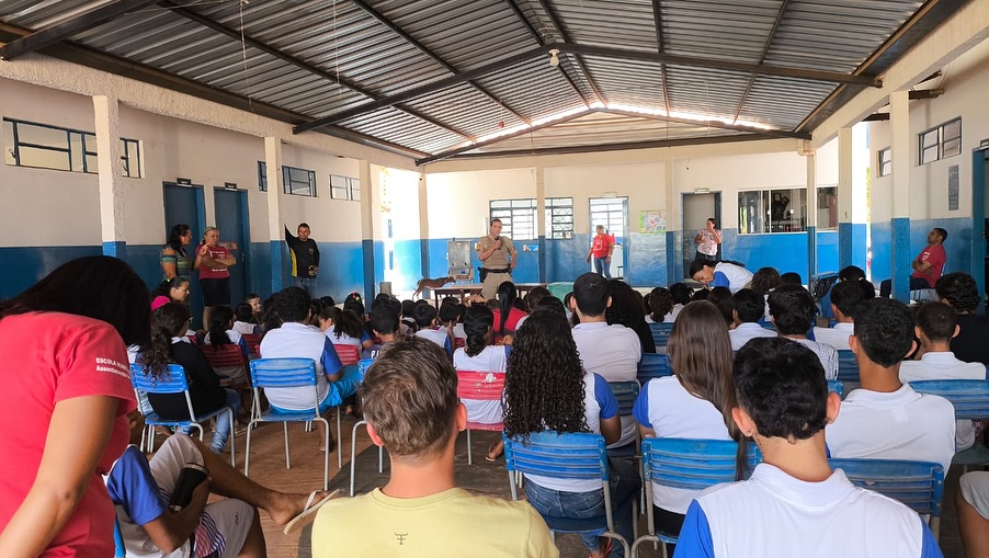 Policiais militares de Lagoa da Confusão realizam palestra educativa na Escola Municipal do Assentamento Loroty