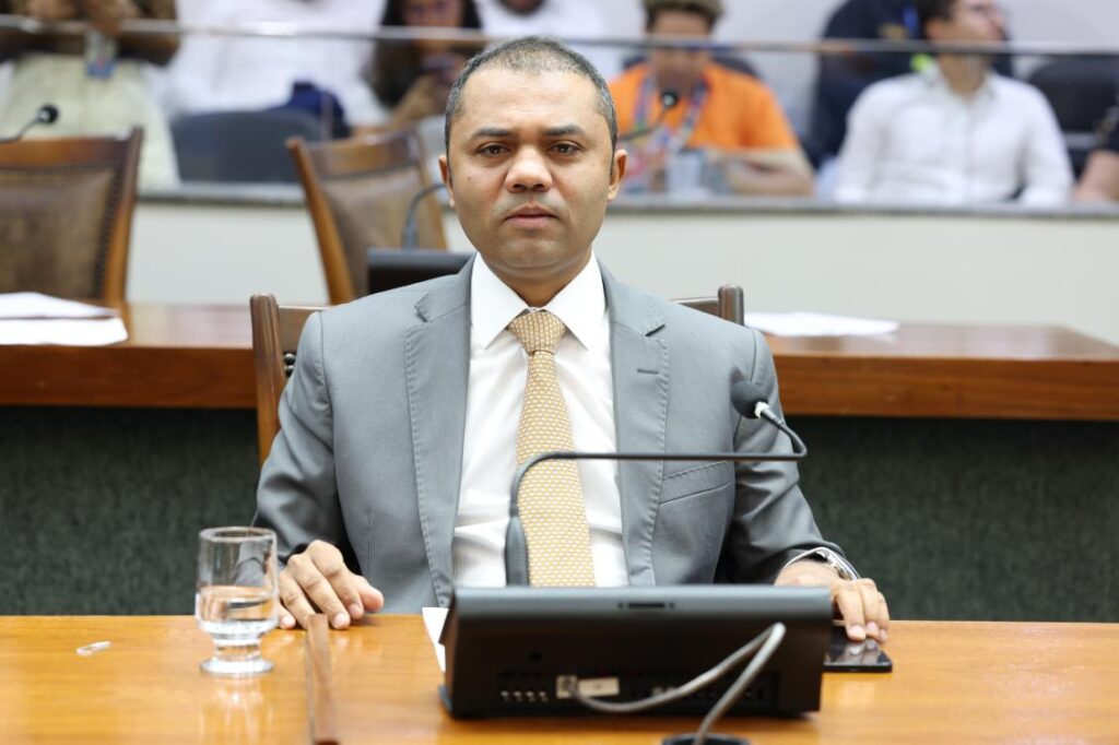 Deputado Moisemar Marinho propõe projeto de reflorestamento nas margens do Rio Araguaia devido à seca