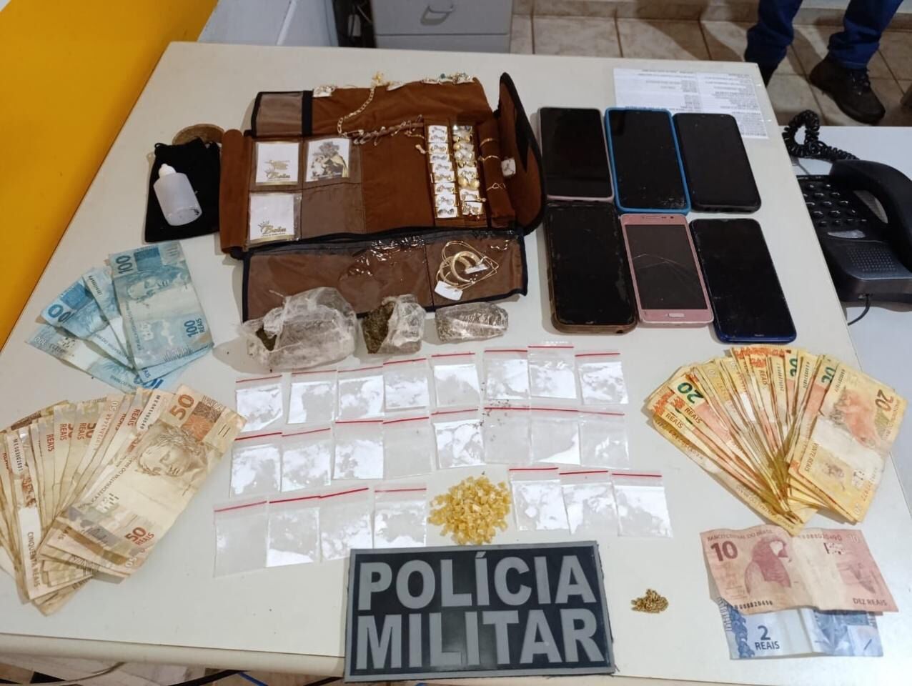 Polícia Militar prende quatro pessoas por tráfico de drogas em Peixe