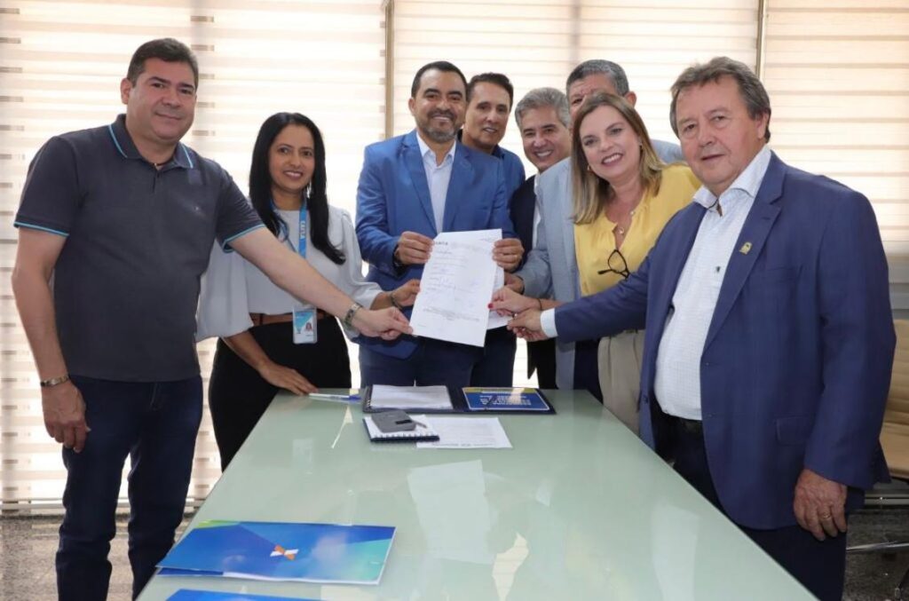 Claudia Lelis celebra assinatura de contrato para construção de casas e revitalização da Barragem