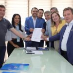 Claudia Lelis celebra assinatura de contrato para construção de casas e revitalização da Barragem
