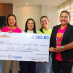 Primeira-dama entrega cheques simbólicos a Apaes de Araguatins e Cristalândia com valor arrecadado em shows comemorativos