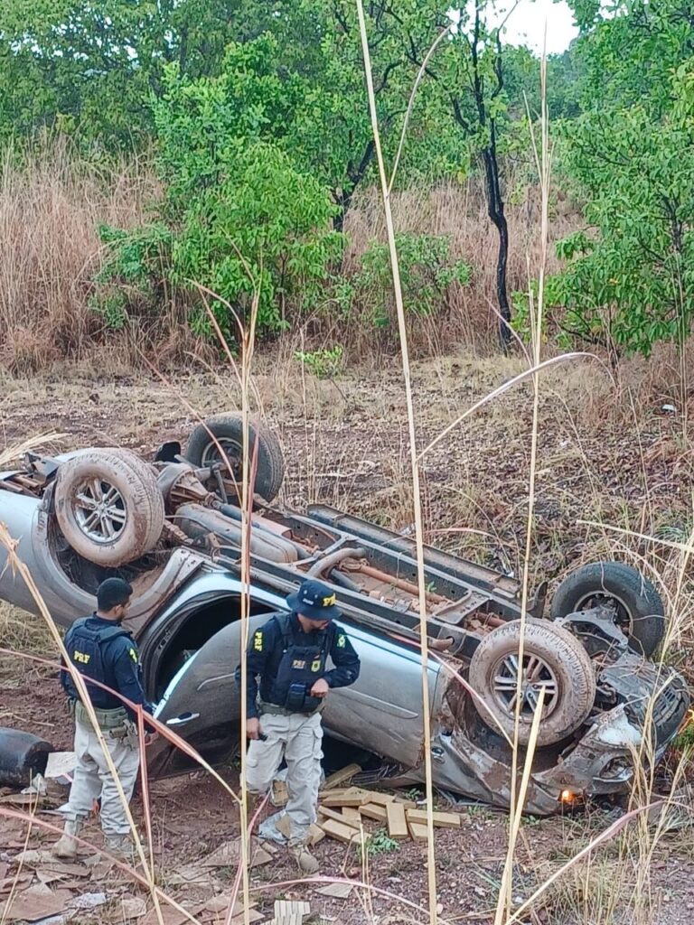 PRF apreende 418 kg de maconha em camionete roubada que capotou entre Lagoa da Confusão e Dueré.