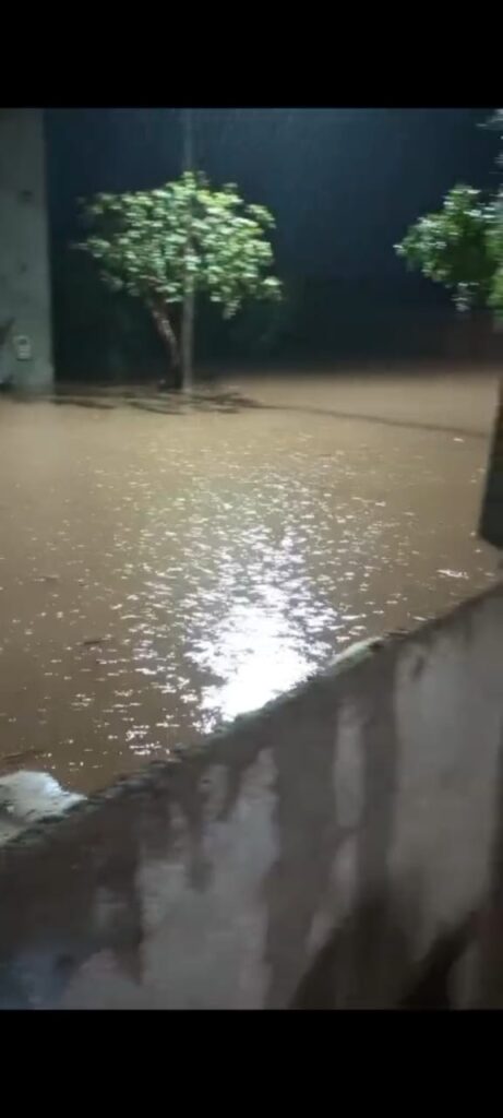 Chuva forte em Lagoa da Confusão provoca alagamentos e causa prejuízos na madrugada desta segunda-feira (21)