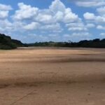 Seca no Rio Javaés: Imagens feitas por ribeirinhos revelam o estado alarmante do Rio Javaés, que aparece completamente seco, restando apenas alguns poços rasos de água.