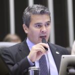 Câmara dos Deputados aprova projeto que proíbe o uso de celular por alunos da educação básica em escolas