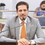 Lei de Diretrizes Orçamentária 2025 é aprovada com emenda de Olyntho para CNH gratuita