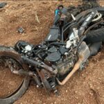 Dois jovens morrem após baterem motocicleta de frente com caminhão na BR-153