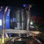 Tragédia em Gurupi: Quatro mortos e 40 feridos, ônibus invadiu contramão e bateu em proteção de pista antes de tombar, diz polícia