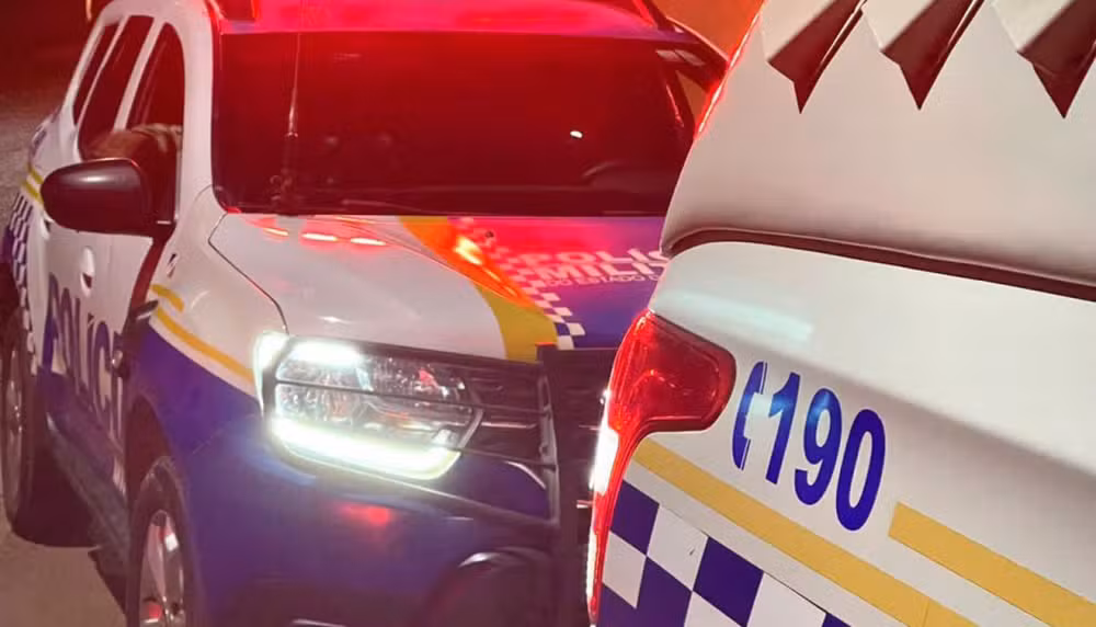Homem mata mulher com facada, confessa crime ao primo e foge, diz PM
