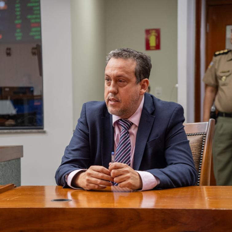 Deputado Dr. Danilo Alencar apresenta 21 matérias em sua primeira sessão ordinária