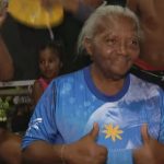 Maria de Fátima realiza sonho e celebra 70 anos ao assistir ao desfile da Portela no Rio de Janeiro