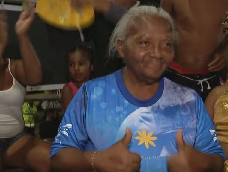 Maria de Fátima realiza sonho e celebra 70 anos ao assistir ao desfile da Portela no Rio de Janeiro