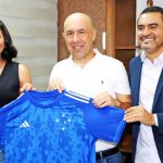 Governador do Tocantins recebe técnico do Cruzeiro para debater crescimento do esporte no Estado