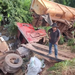 Carreta carregada com soja cai de ribanceira na TO-335, em Juarina
