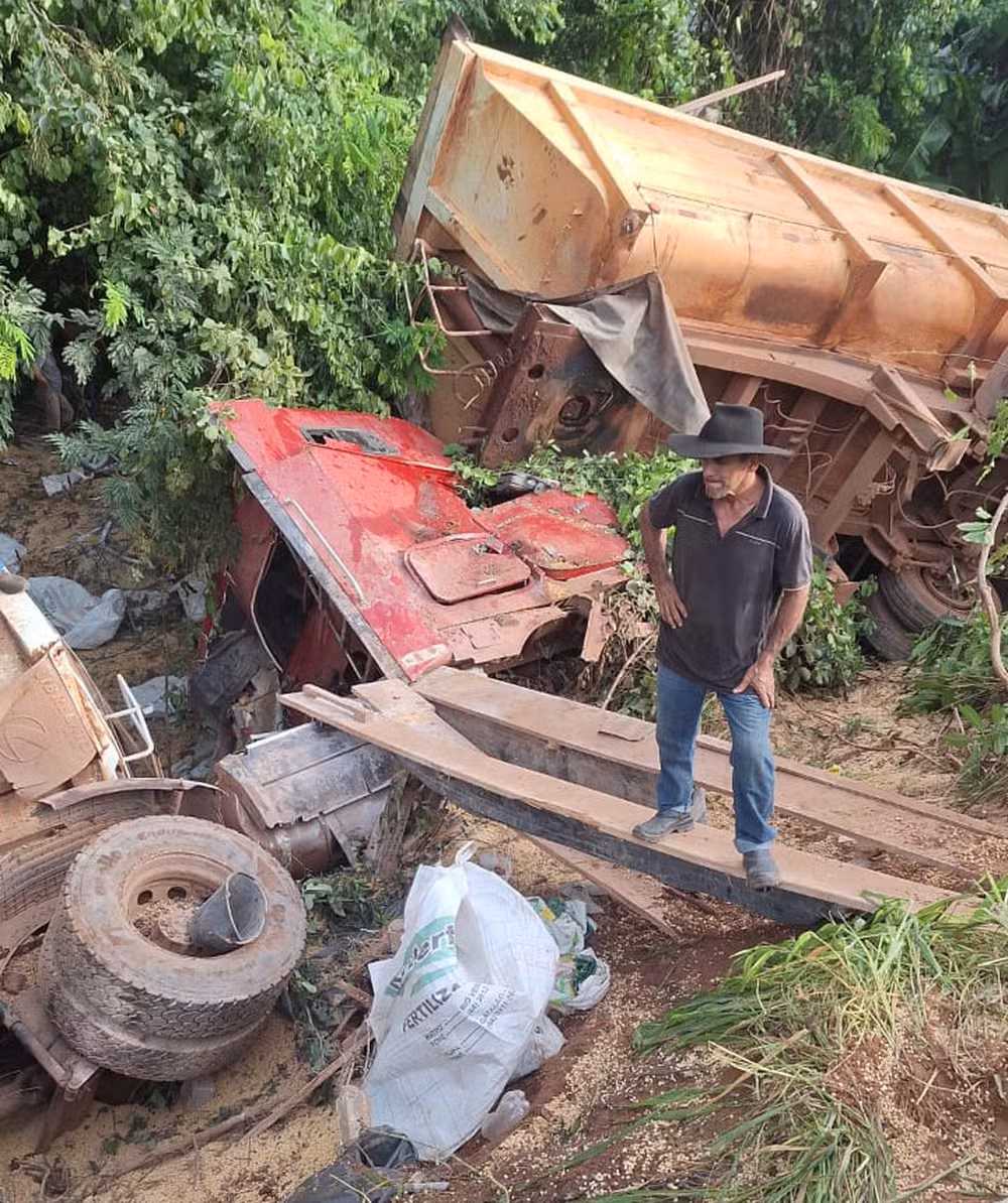Carreta carregada com soja cai de ribanceira na TO-335, em Juarina