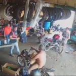 Homem nu invade oficina mecânica pilotando moto e surpreende moradores no Maranhão