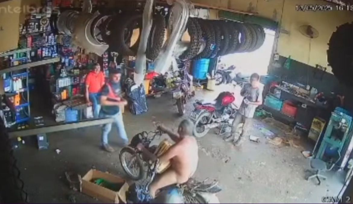 Homem nu invade oficina mecânica pilotando moto e surpreende moradores no Maranhão