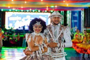 Com shows, quadrilhas e emoção, 1ª noite do 4º Arraiá no Paraíso celebra cultura junina e reúne famílias em clima de festa