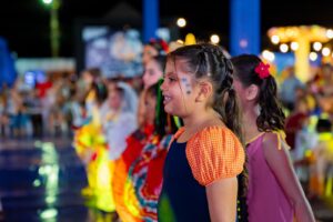 Com shows, quadrilhas e emoção, 1ª noite do 4º Arraiá no Paraíso celebra cultura junina e reúne famílias em clima de festa