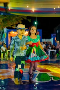 Com shows, quadrilhas e emoção, 1ª noite do 4º Arraiá no Paraíso celebra cultura junina e reúne famílias em clima de festa