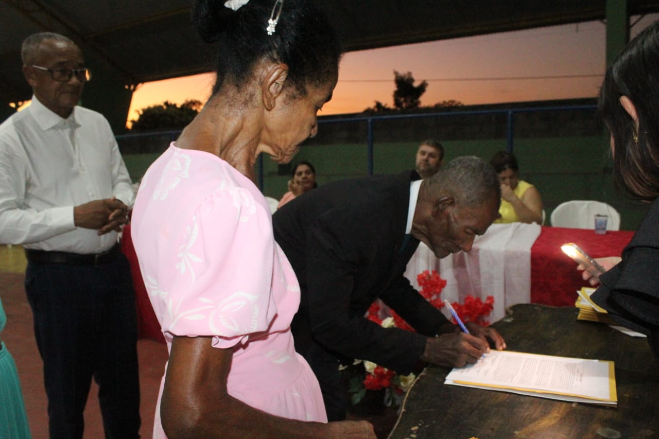 Após 60 anos de união, casal de idosos oficializa casamento durante cerimônia comunitária em Silvanópolis