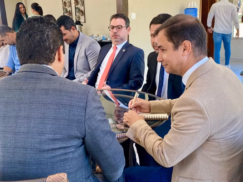 Carlos Velozo reúne secretariado após prisão de Eduardo Siqueira Campos e garante continuidade da gestão