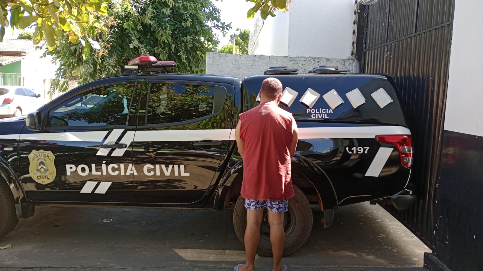 Homem investigado por tráfico de drogas é preso pela Polícia Civil em Alvorada e transferido para unidade penal em Gurupi