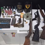 Homem é preso após polícia encontrar espingardas, munições e drogas em casa na zona rural