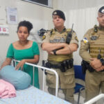Bebê de 20 dias engasgada é salva por Policiais Militares em meio à aflição e desespero da família