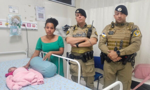 Bebê de 20 dias engasgada é salva por Policiais Militares em meio à aflição e desespero da família