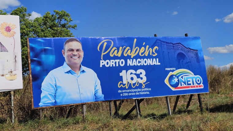Prefeito erra datas em outdoor ao parabenizar cidade vizinha, onde já foi vereador
