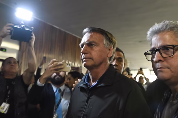 Moraes dá 24h para defesa de Bolsonaro se manifestar sob risco de prisão por descumprimento de medidas cautelares