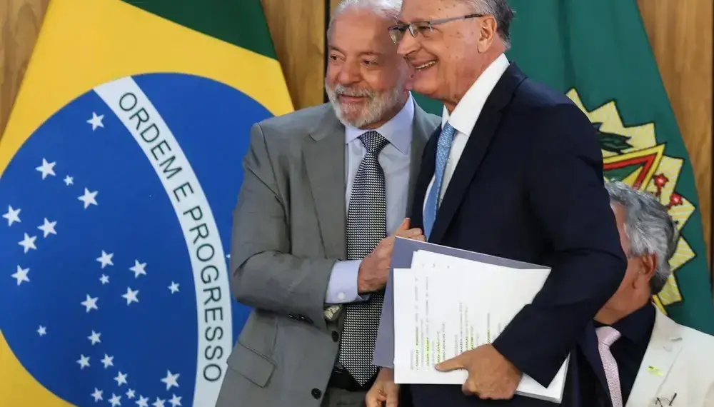 Lula assina decreto que regulamenta Lei da Reciprocidade Comercial como resposta à tarifa dos EUA