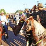 Governador Wanderlei Barbosa participa da tradicional cavalgada do Festejo em Aparecida do Rio Negro
