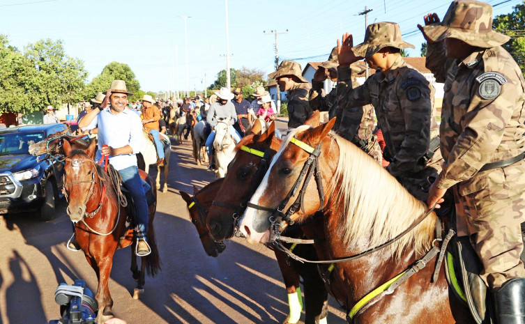 Governador Wanderlei Barbosa participa da tradicional cavalgada do Festejo em Aparecida do Rio Negro
