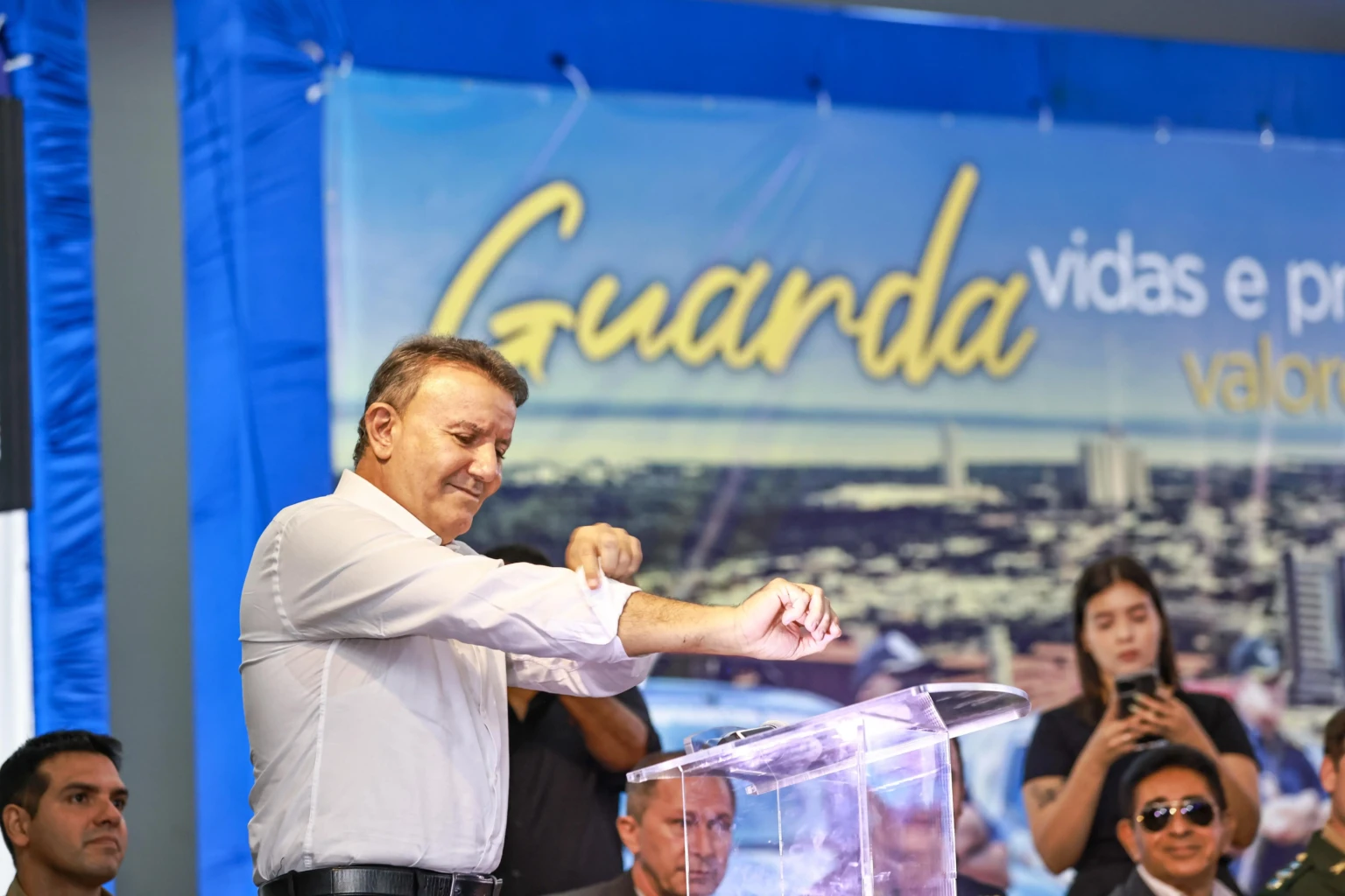 Eduardo Siqueira exonera secretários nomeados por Carlos Velozo e renomeia antigos auxiliares