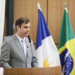 Durante posse de vereador suplente, prefeito em exercício de Palmas prega estabilidade institucional e respeito à democracia